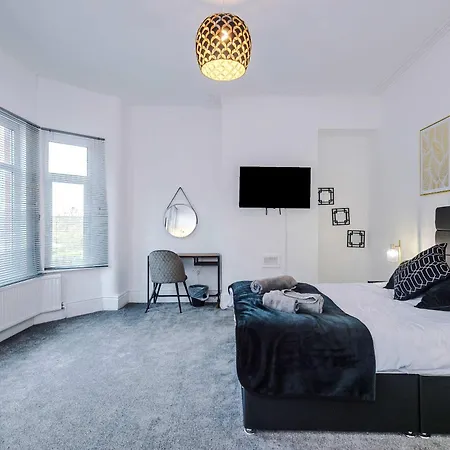 Large 4 Bed House Sleeps 8 By Host A