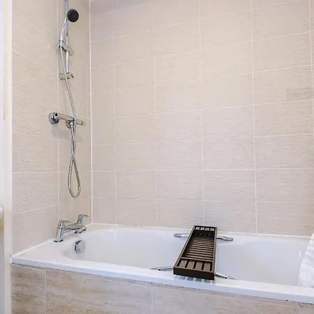 Feriehus Spacious 3-bed With Free Parking And Near Centre *