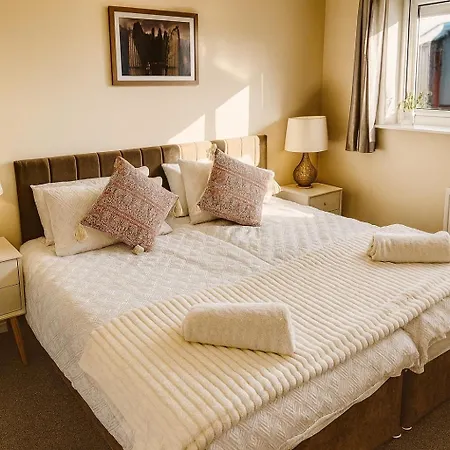 בית נופש Hub - 2br With Free Parking, Near Airport & Attractions *