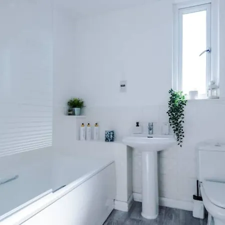 Modern House - Sleeps 6 - Free Parking - Near Etihad Stadium - Coop Live