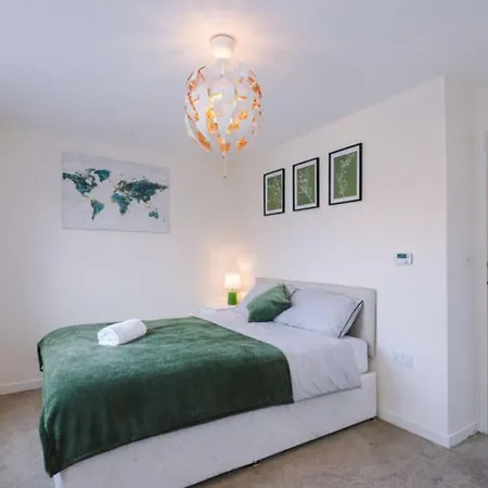 Spacious 3-bed With Free Parking And Near Centre *