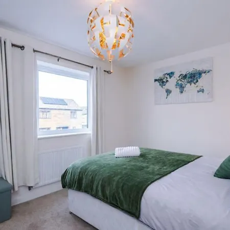 Spacious 3-bed With Free Parking And Near Centre Feriehus *