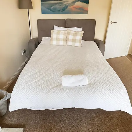 Hub - 2br With Free Parking, Near Airport & Attractions *