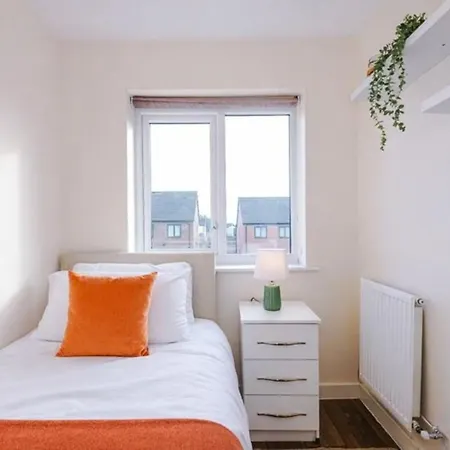 Feriehus Spacious 3-bed With Free Parking And Near Centre *