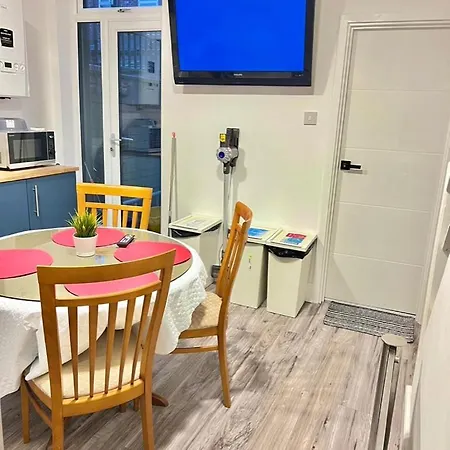 Lux Shared Flat With 2 Private Bedrooms And 2 Private En-suite Bathrooms * مانشستر