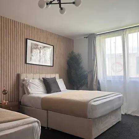 Salford Quays 4 Guests / Parking