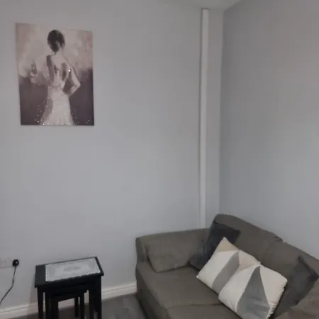 Newly Refurbished 2- Bed Stylish