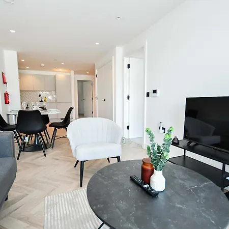 Contemporary 2 Bed Апартаменты