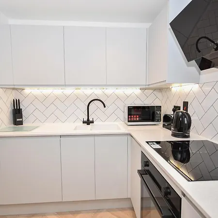 Modern 1 Bed Flat In W Balcony