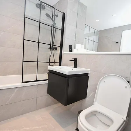 Modern 1 Bed Flat In W Balcony מנצ'סטר