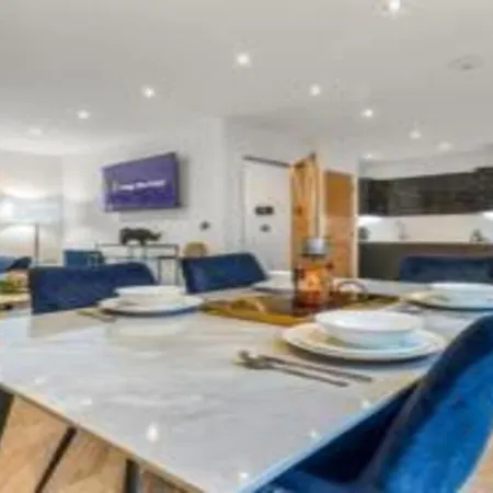 Luxury 7 Mins Walk To Salford - Pass The Keys