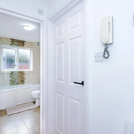 Comfy 1br In Salford, Kitchen, Wifi And Parking *