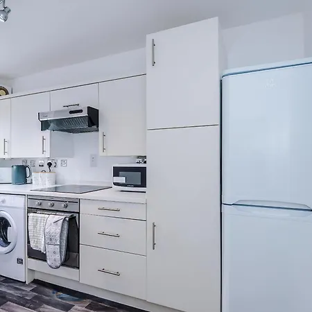 Διαμέρισμα Comfy 1br In Salford, Kitchen, Wifi And Parking