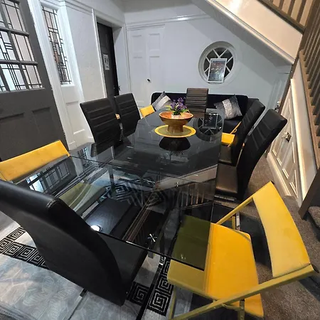 Charming Tudor White House Free Wifi * Manchester