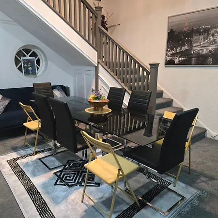 Charming Tudor White House Free Wifi Semesterbostad *