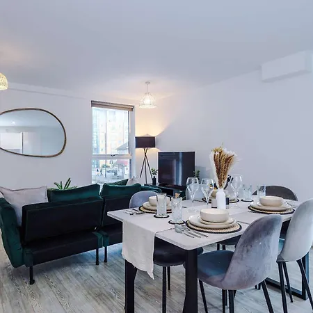 Modern 2 Bed With Balcony By Host A * Μάντσεστερ