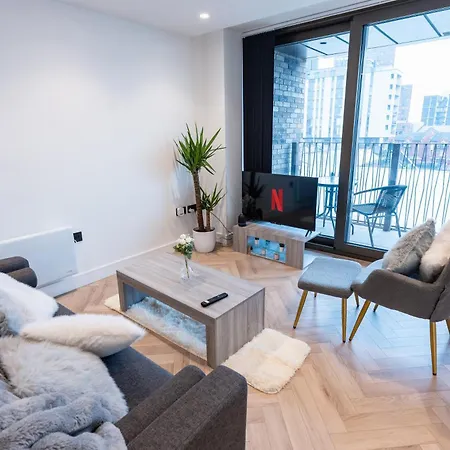 아파트 Luxury 2 Bed Apartment, With A Balcony & Canal View In Centre!