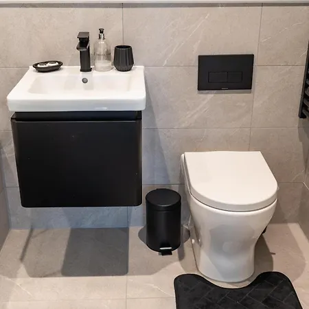 Luxury 2 Bed Apartment, With A Balcony & Canal View In Centre! * Manchester