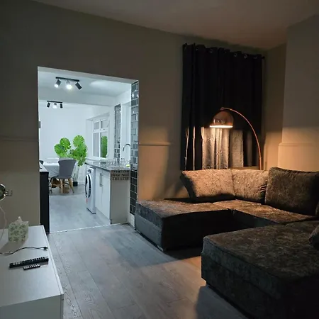 Modern 3 Bed House In Salford With Free Parking