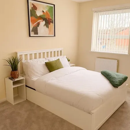 別荘 Spacious 3-bed House With Private Yard *