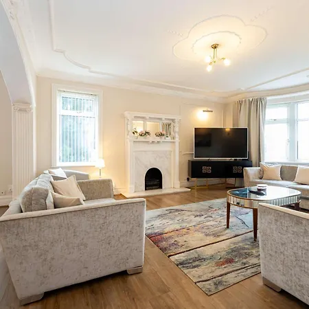 Detached House In Prestwich Sleeps 10 With Parking Манчестер