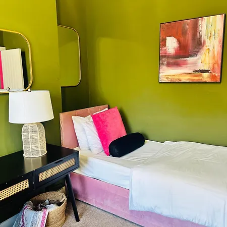 Vakantiehuis Getaway Bright & Spacious With Parking