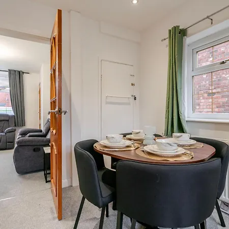 Spacious 4 Bed Ideal For Business & Long Term Stays, Free Parking *