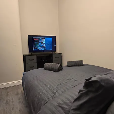 Modern 3 Bed House In Salford With Free Parking