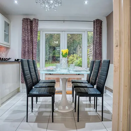 Vakantiehuis 3 Bedrooms Sleeps 7 Free Parking