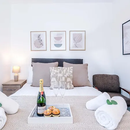 Casa de Férias Modern 6 Bed House With Ensuites By 53 Degrees Property, Perfect For Business And Groups Manchester