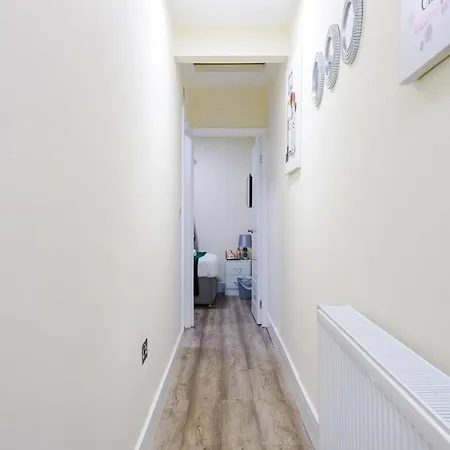 Sleeps 13, Free Parking, Near Etihad & C0-0p Live, 4br Манчестер
