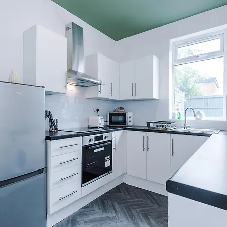 Spacious 3 Bed In By 53 Degrees Property, Perfect For Group Stays, Sleeps 8 With Free Parking! * Манчестер