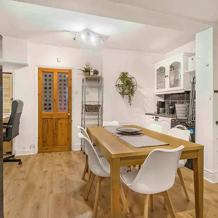 Guestready - Cozy 3-bedroom In Droylsden 4*