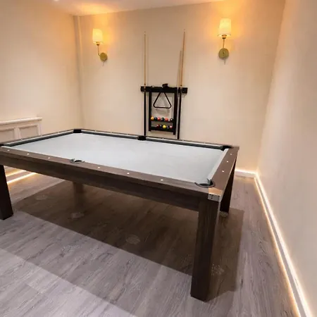 Spacious 3-bed House With Private Yard Hébergement de vacances Manchester