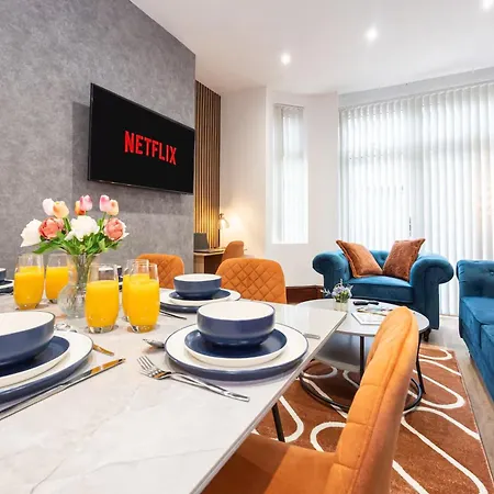 Modern & Spacious 4-bedroom Home, Family & Contractor Friendly, Manchester