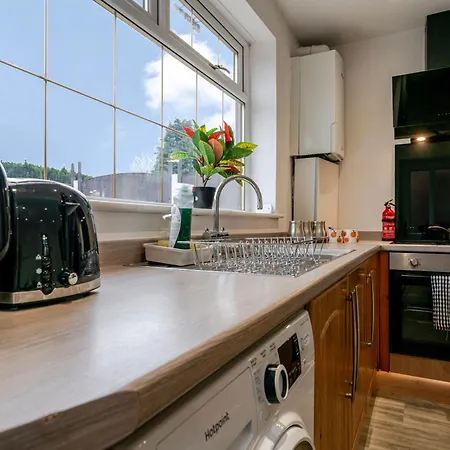 Guest house Spacious 4 Bed Ideal For Business & Long Term Stays, Free Parking *