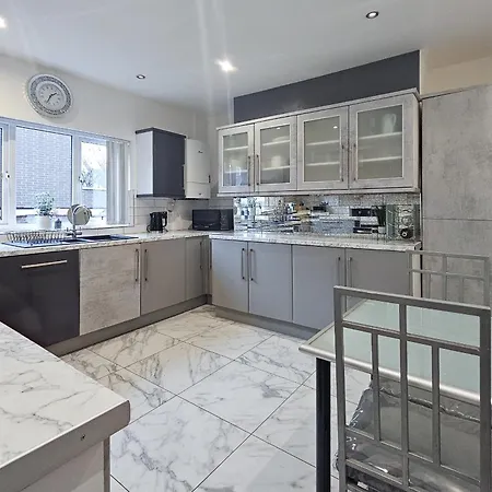 Massive And Stylish 5 Bed House - Sleeps 13 - Free Parking Dom wakacyjny