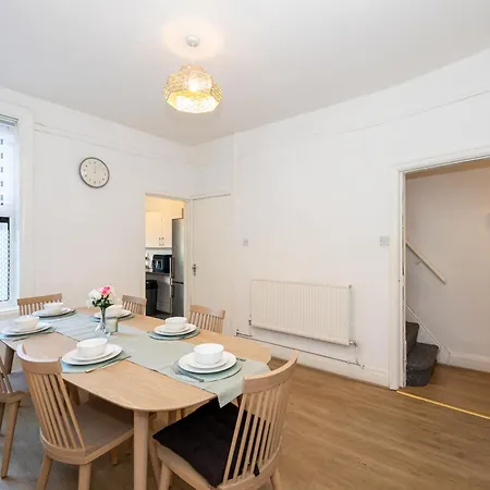 Steps From Old Trafford - Modern *