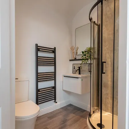 Comfort & Style In Salford - Sleeps 8 Vakantiehuis Manchester