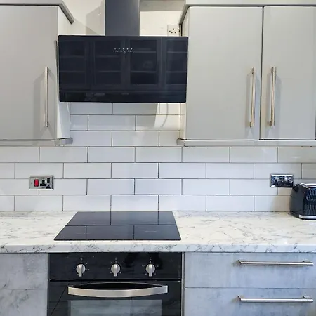 Dom wakacyjny Massive And Stylish 5 Bed House - Sleeps 13 - Free Parking *