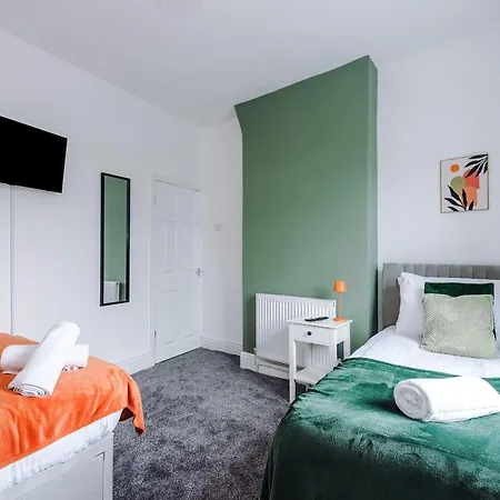 Spacious 3 Bed In By 53 Degrees Property, Perfect For Group Stays, Sleeps 8 With Free Parking! Дом отдыха