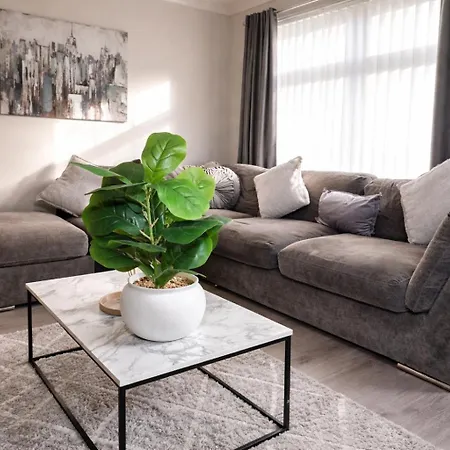 Spacious 3-bed House With Private Yard Hébergement de vacances *