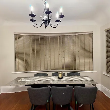 Large Luxury 4 Bedroom With Parking Holiday home