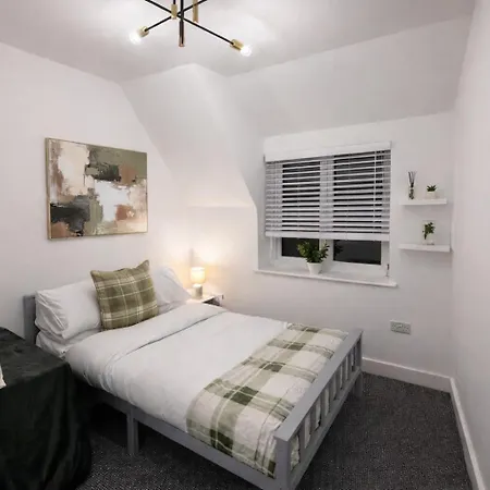 Boutique Mcr With Games Table, Sleeps 9 *