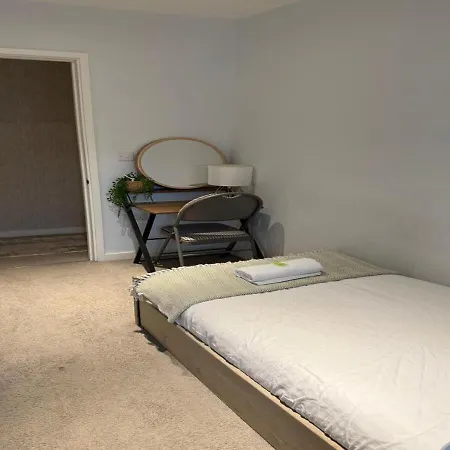 Stylish Townhouse With Parking - Pass The Keys *