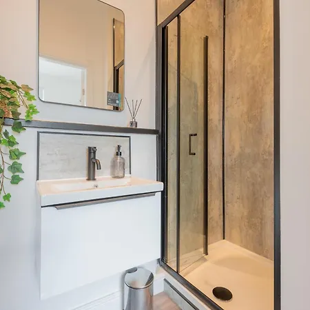 Comfort & Style In Salford - Sleeps 8 Manchester