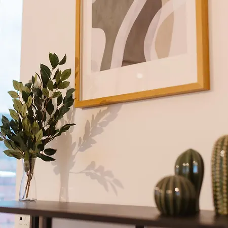 3 Bedroom House In Salford - Sleeps 6 Guests, Contractors, Groups, Families, Business, Leisute & Relocation Welcome, 15 Minutes From Centre, Fast Wi-fi, Smart Tv In Each Bedroom & Free Parking, Long And Short Welcome Casa vacanze Manchester