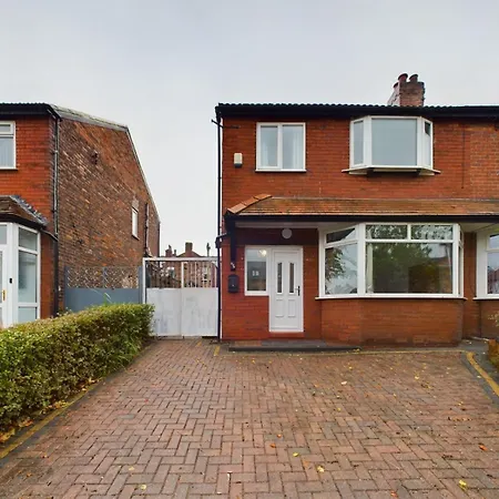 Vakantiehuis Newly Built 4-bed Semi-detached 2 Baths, Near Manchester