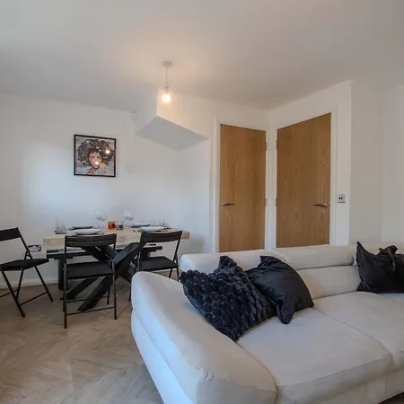 Modern 2-bed House In Swinton - Private Parking