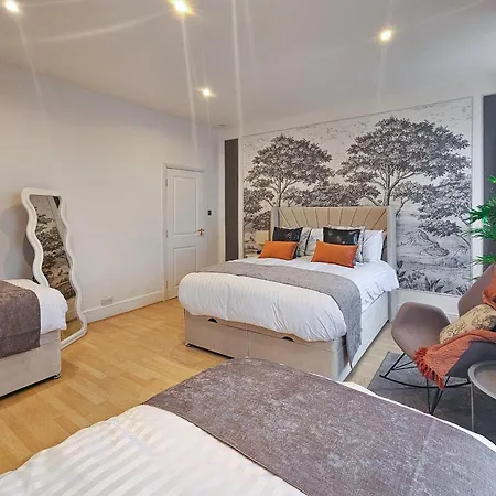 Massive And Stylish 5 Bed House - Sleeps 13 - Free Parking *